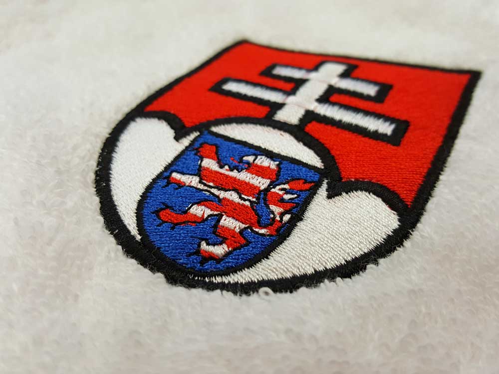 A&R Baby-Kapuzentuch bestickt mit Logo
