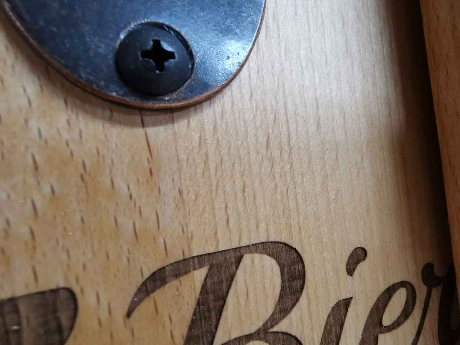 Massiver Buchenholz-Flaschenöffner mit Lasergravur "Beer is always a good Idea"