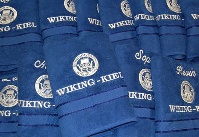 BearDream Duschtuch mit Wappen- und Text-Stickerei