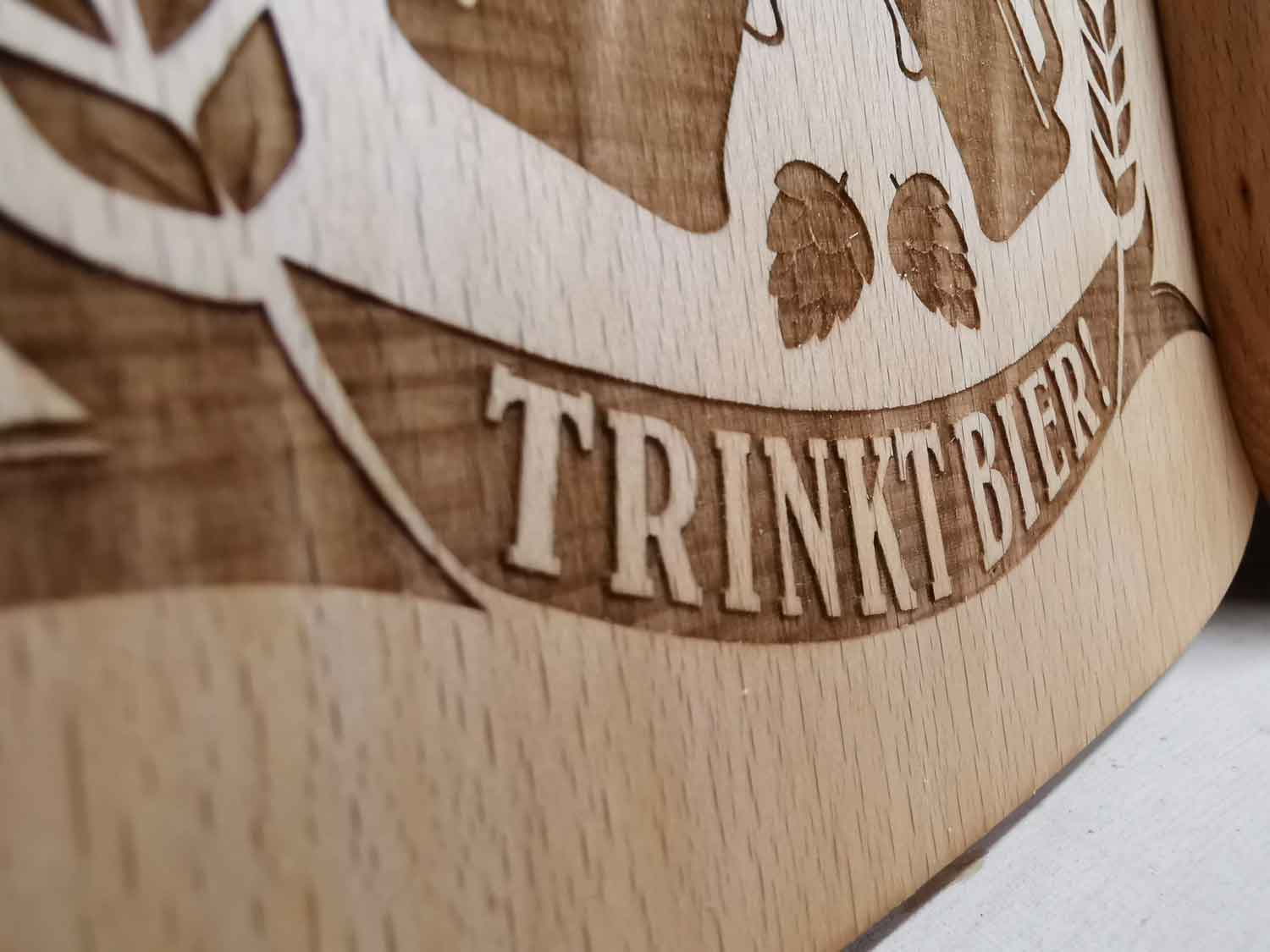 Massiver Buchenholz-Flaschenöffner mit Lasergravur "Beer is always a good Idea"