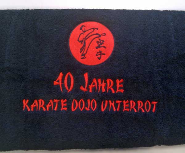 BearDream Duschtuch mit Wappen- und Text-Stickerei