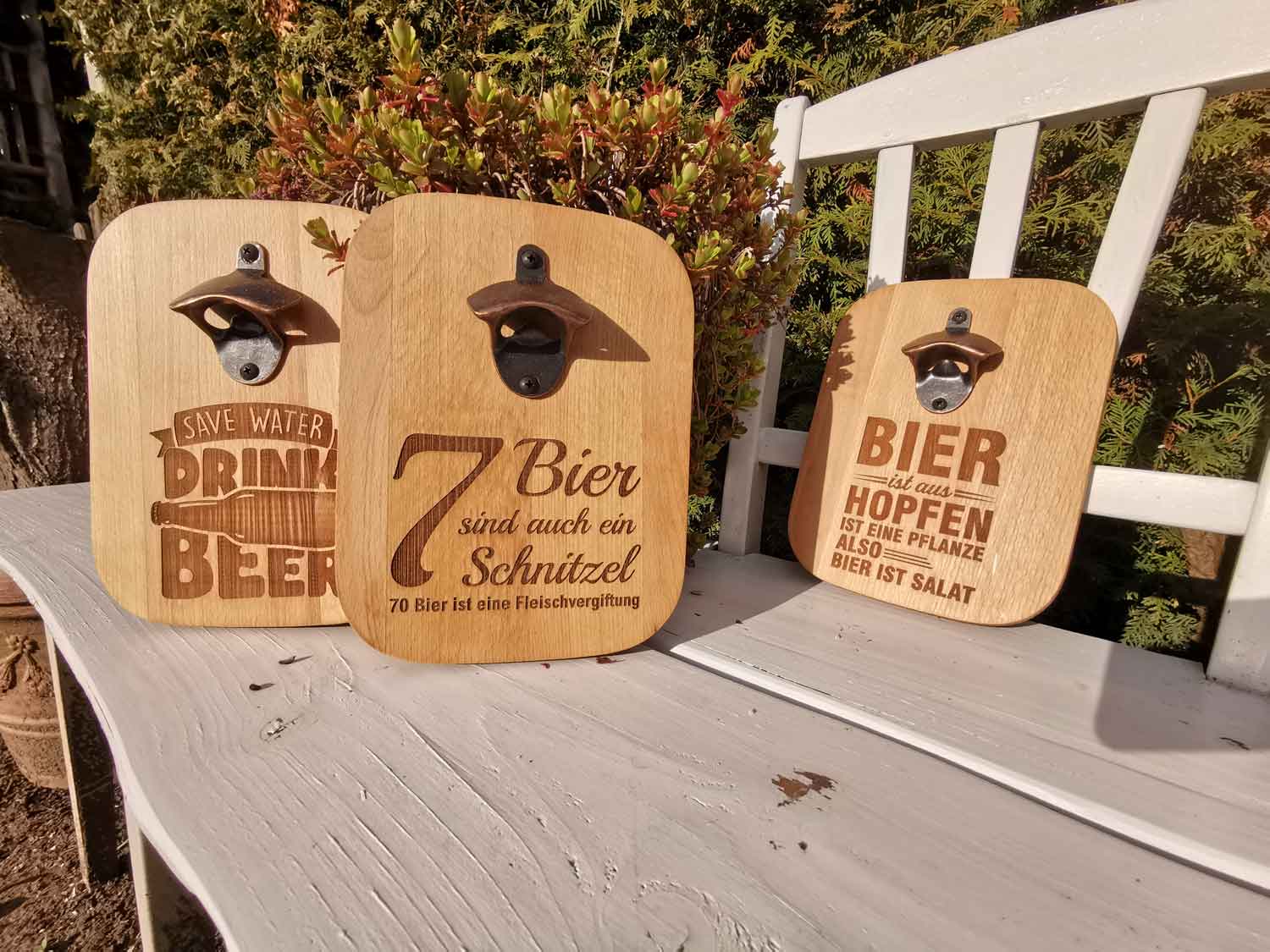 Massiver Buchenholz-Flaschenöffner mit Lasergravur "Beer is always a good Idea"