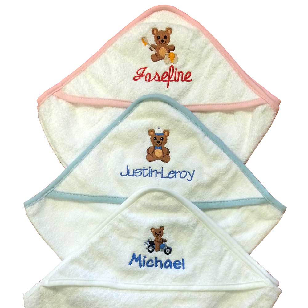 Baby-Kapuzentuch mit Name und Motiv bestickt