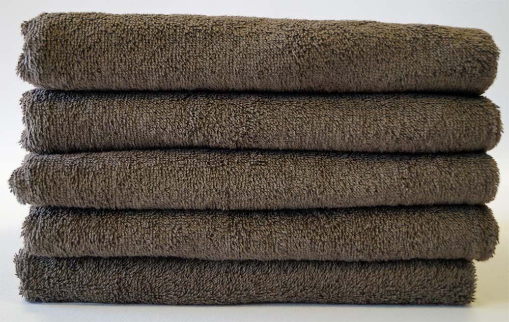 Delfina Colorado Plus Saunatuch mit Stickerei und gratis Mandelöl-Duschgel