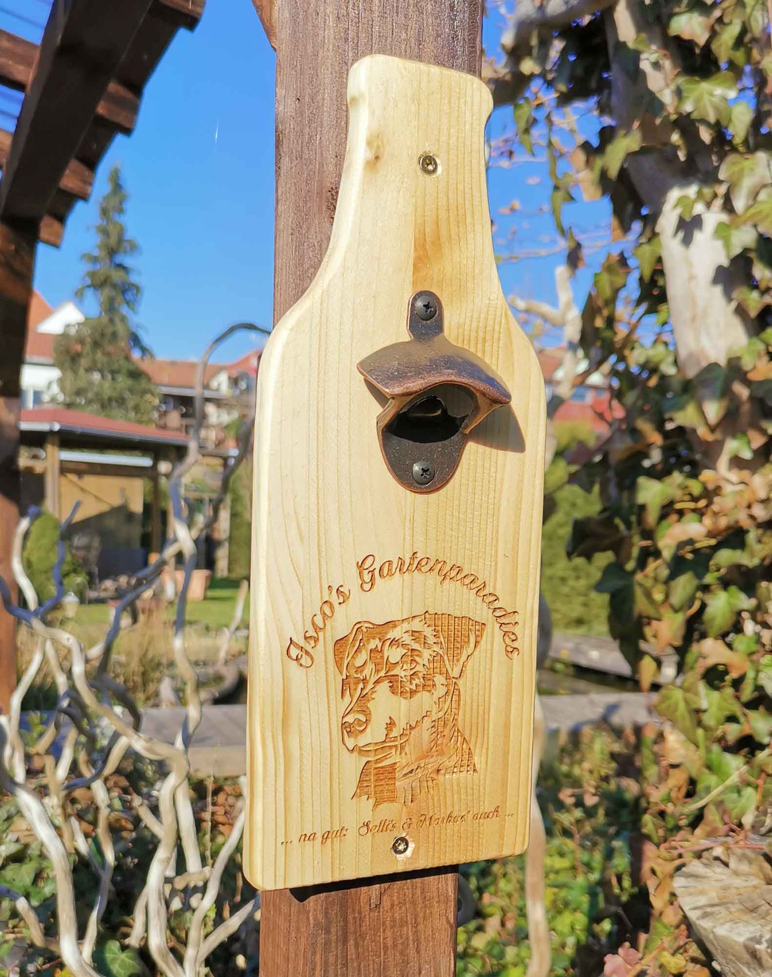 Wand-Flaschenöffner mit individueller Lasergravur aus Nadelholz HBFL01