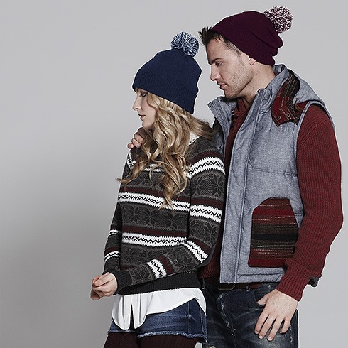 Beechfield Snowstar Beanie B450 mit zweifarbiger Bommel und Textstickerei