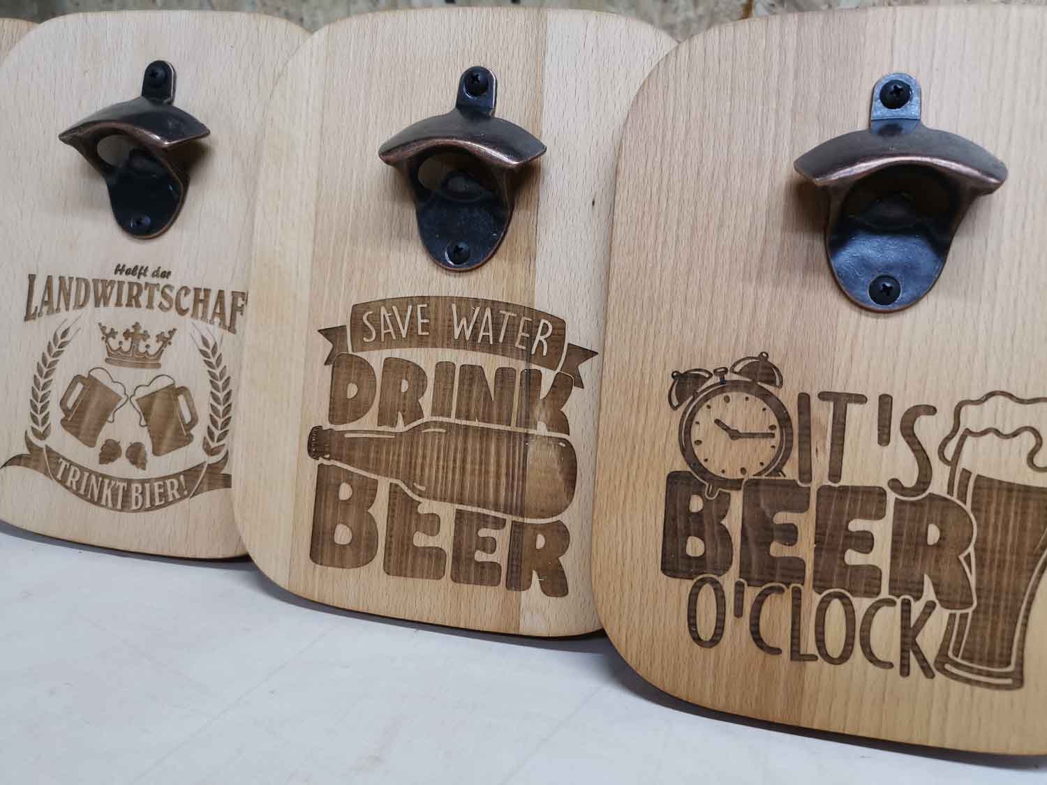 Massiver Buchenholz-Flaschenöffner mit Lasergravur "Beer is always a good Idea"