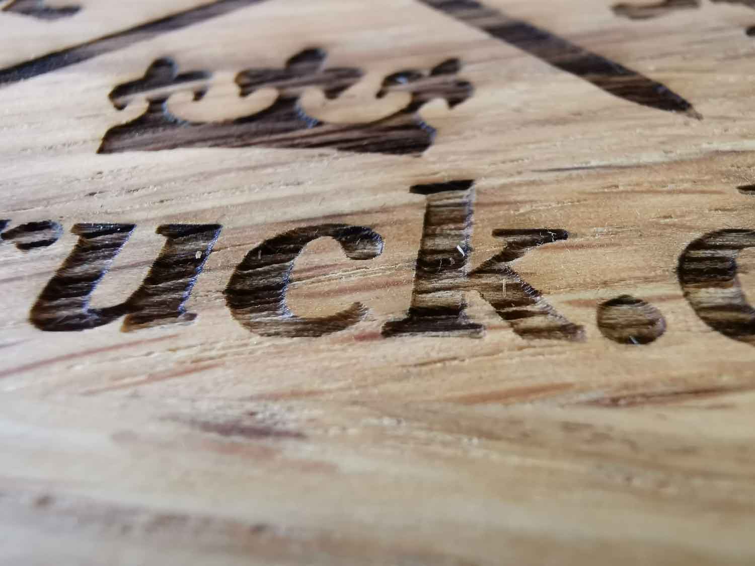 Massiver Hackblock aus Eiche inklusive individueller Lasergravur