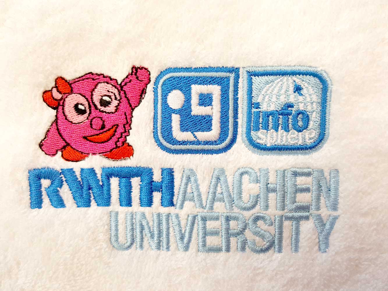 A&R Baby-Kapuzentuch bestickt mit Logo