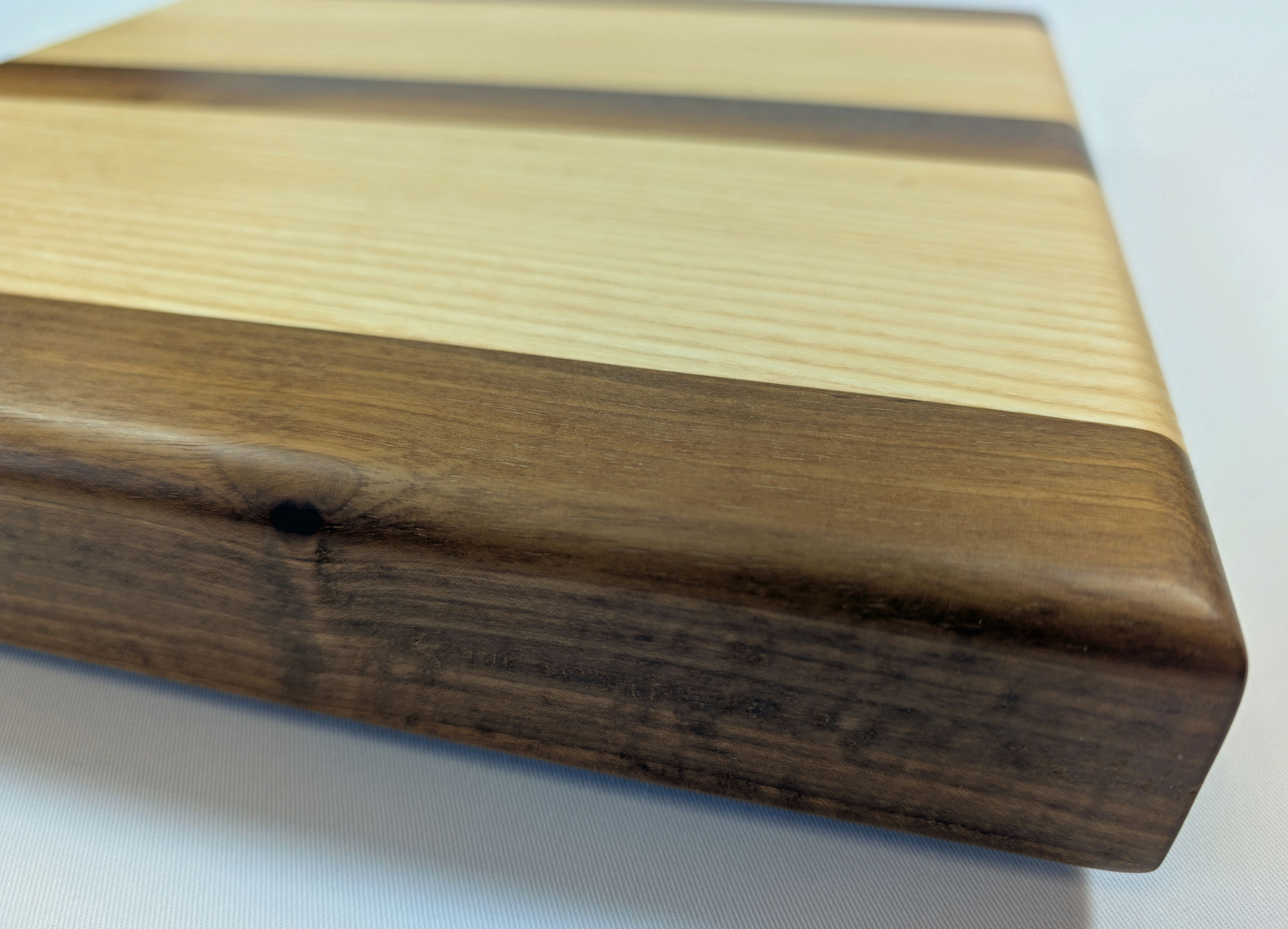 Schneidebrett Esche - Nussbaum 320 x 310 x 50 mm