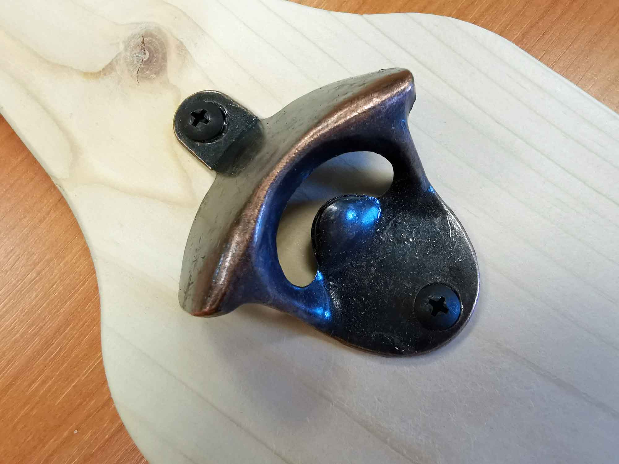 Wand-Flaschenöffner mit individueller Lasergravur aus Nadelholz HBFL01