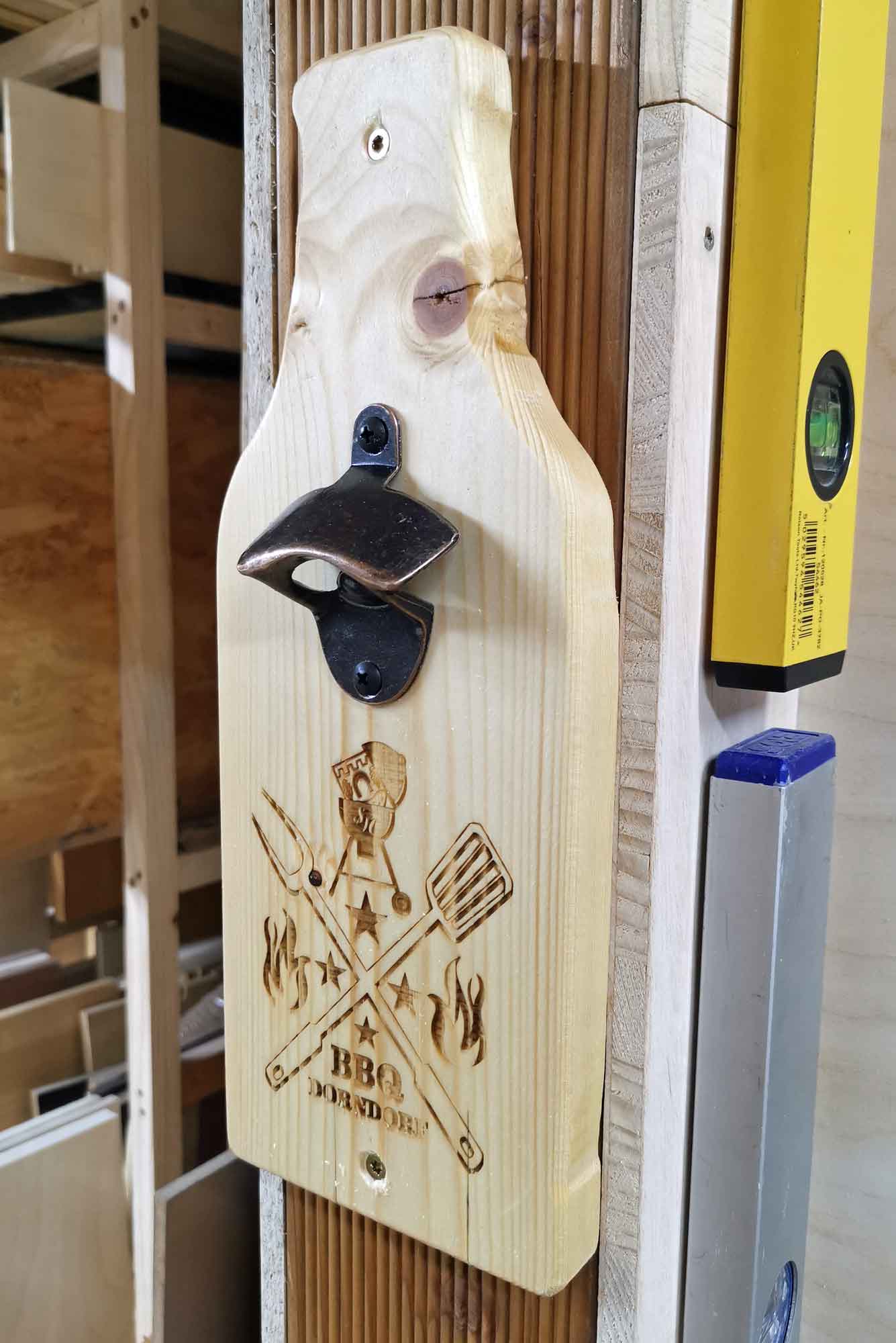 Wand-Flaschenöffner mit individueller Lasergravur aus Nadelholz HBFL01