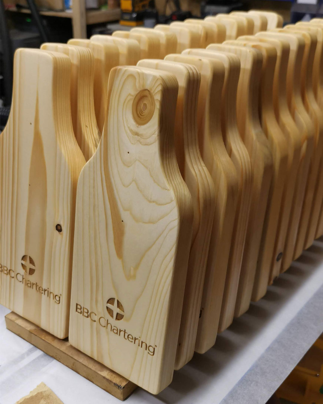Wand-Flaschenöffner mit individueller Lasergravur aus Nadelholz HBFL01
