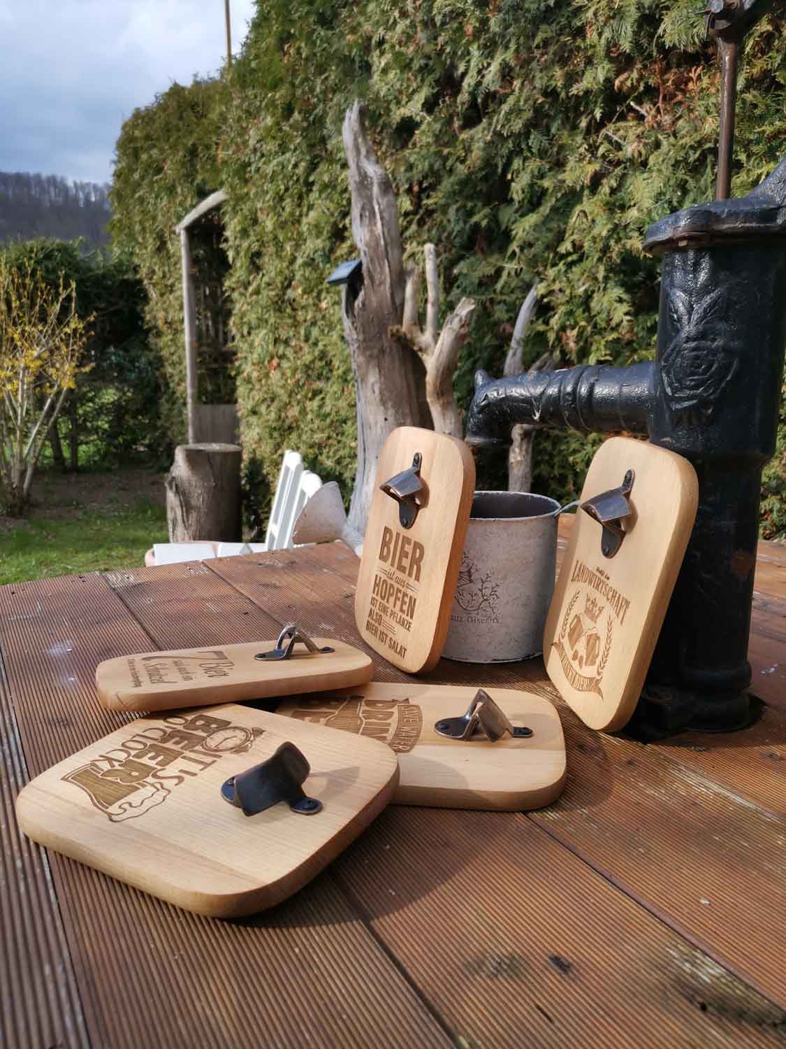 Massiver Buchenholz-Flaschenöffner mit Lasergravur "Beer is always a good Idea"