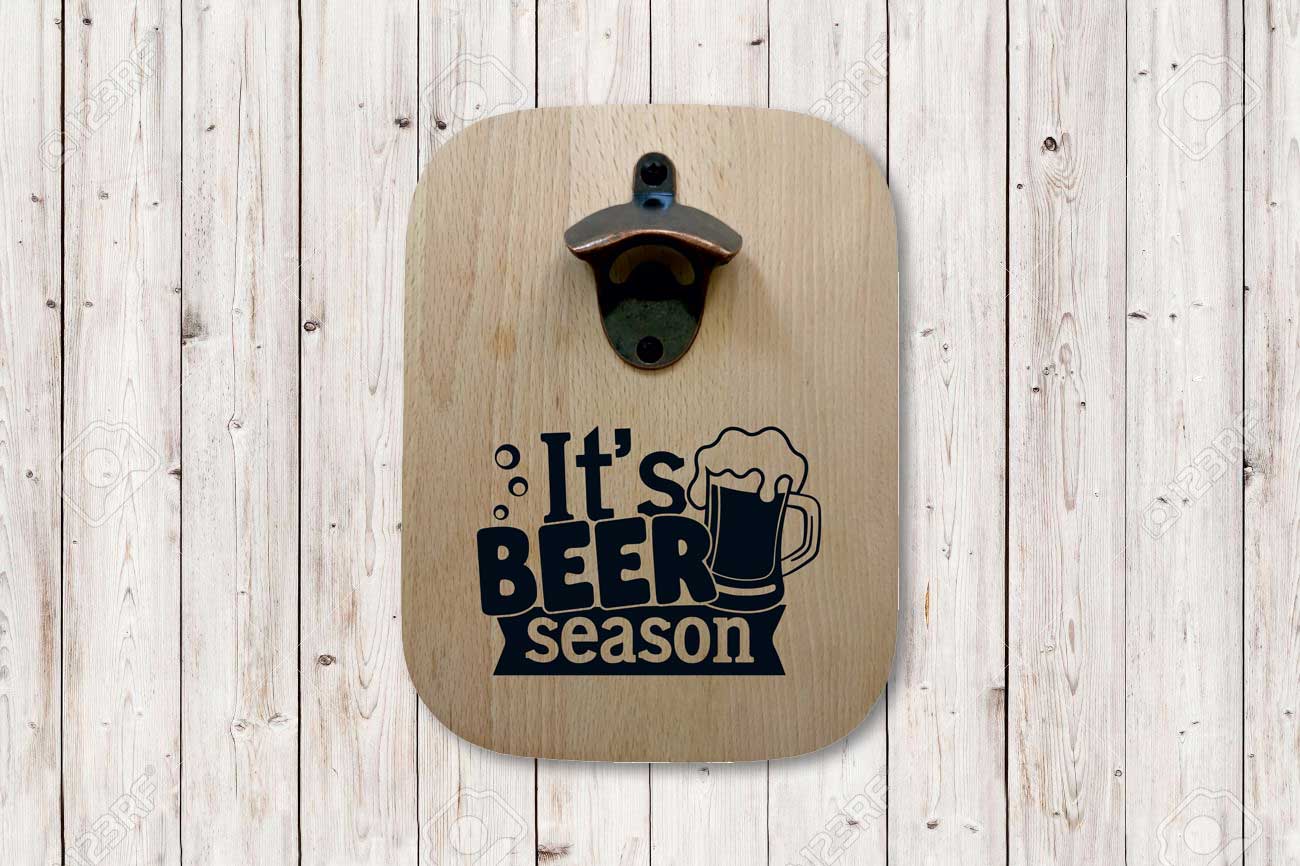 Massiver Buchenholz-Flaschenöffner mit Lasergravur "It's Beer Season"