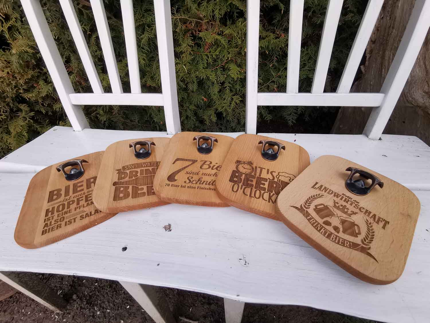 Massiver Buchenholz-Flaschenöffner mit Lasergravur "Beer is always a good Idea"