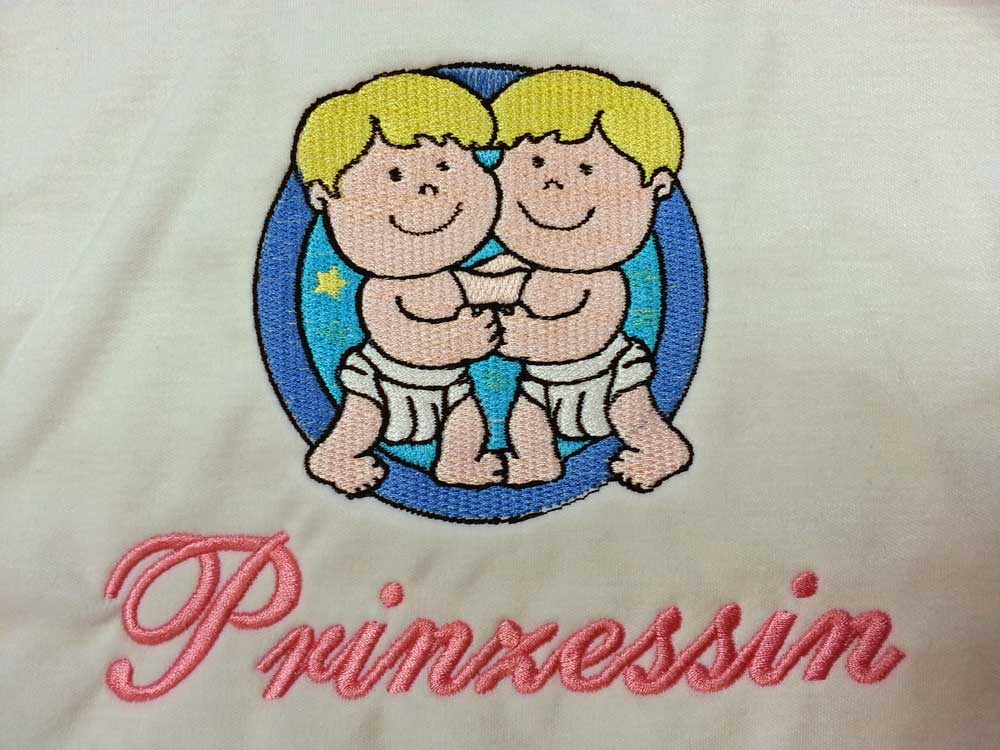 Baby-Lätzchen mit Sternzeichen und individuellem Namen bestickt