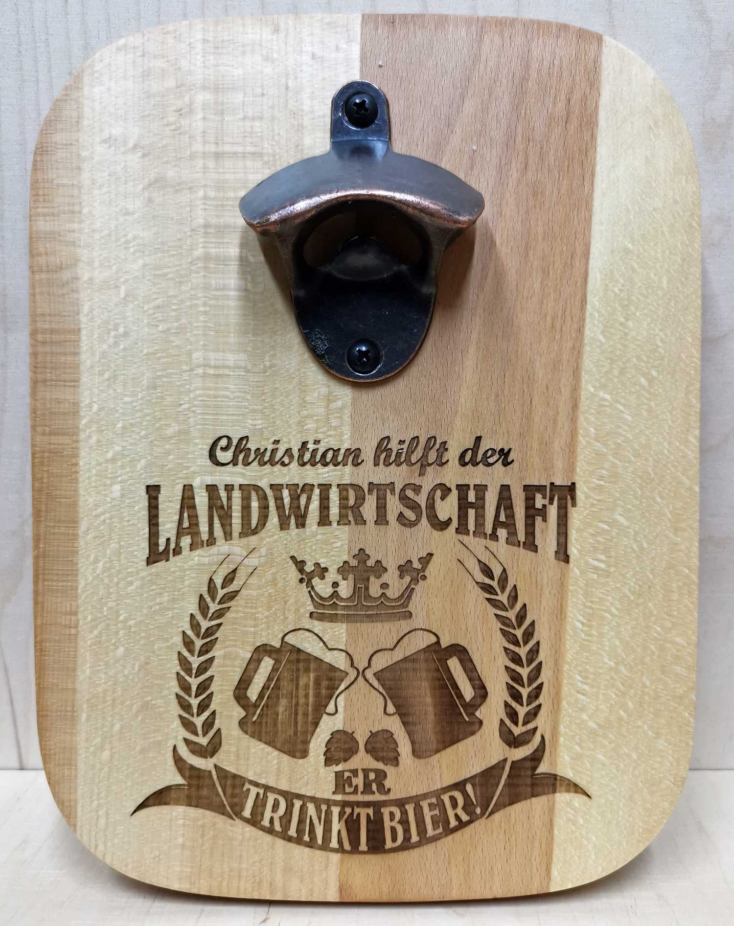 Buchenholz-Flaschenöffner mit Namens-Lasergravur  im Motiv "... Hilft der Landwirtschaft - Er trinkt