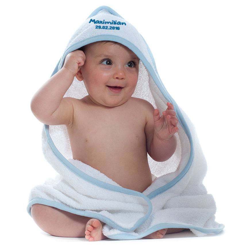Baby-Kapuzentuch mit Name und Geburtsdatum bestickt