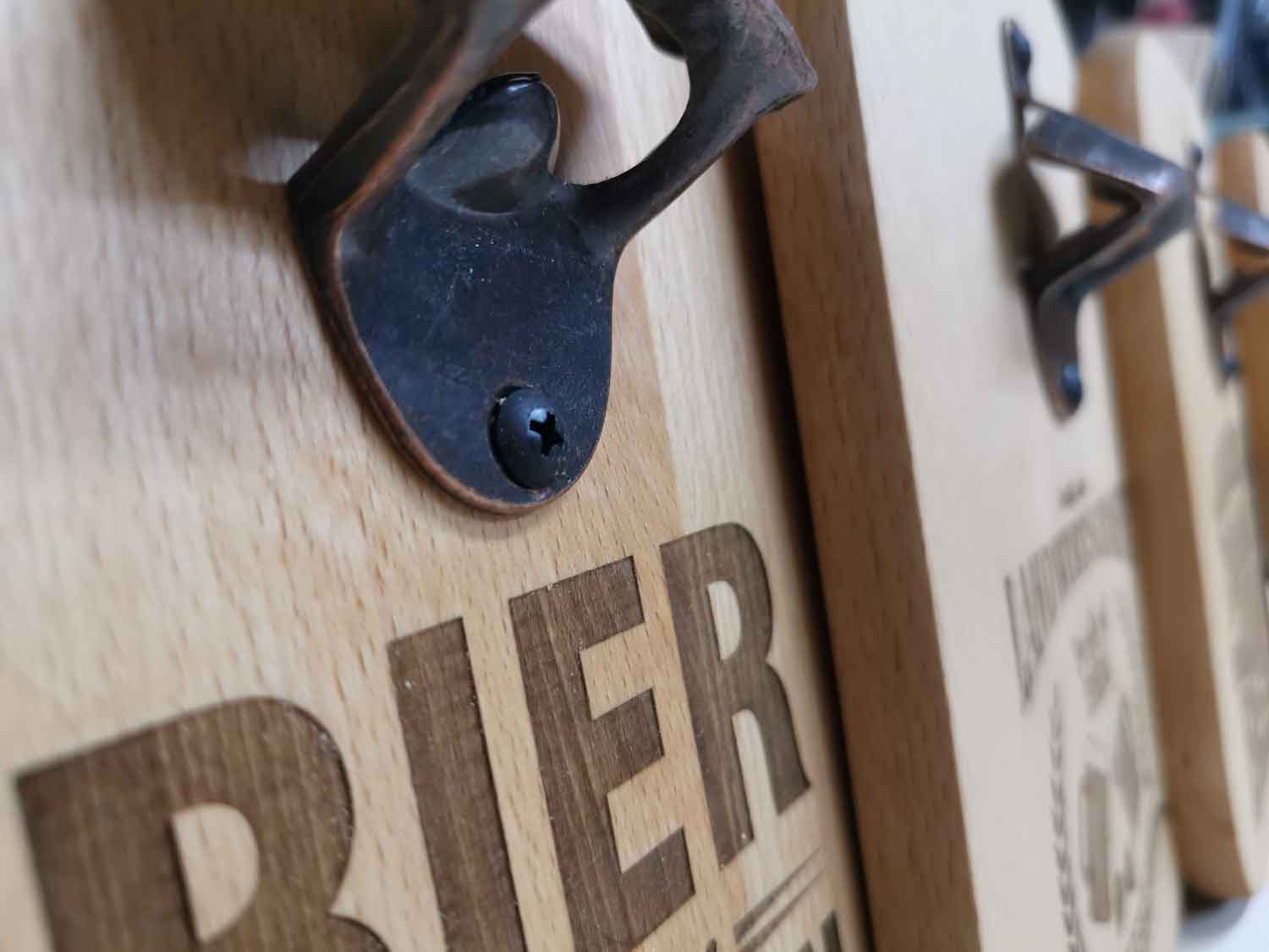 Massiver Buchenholz-Flaschenöffner mit Lasergravur "Beer is always a good Idea"