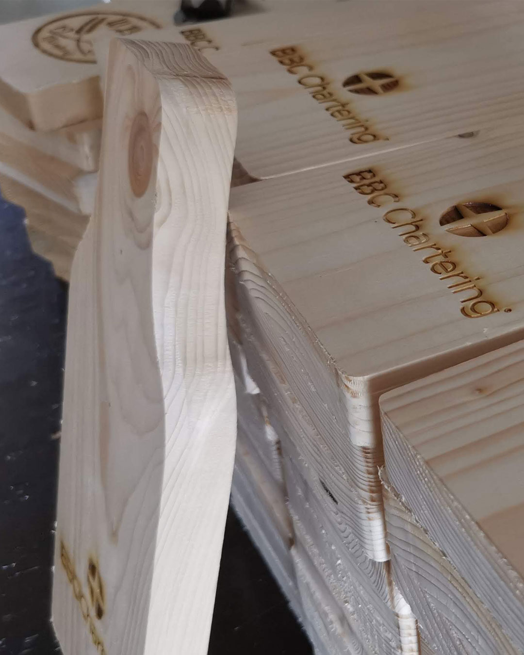 Wand-Flaschenöffner mit individueller Lasergravur aus Nadelholz HBFL01