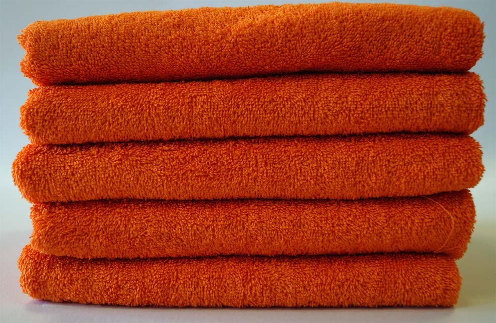 Delfina Colorado Plus Saunatuch mit Stickerei und gratis Mandelöl-Duschgel