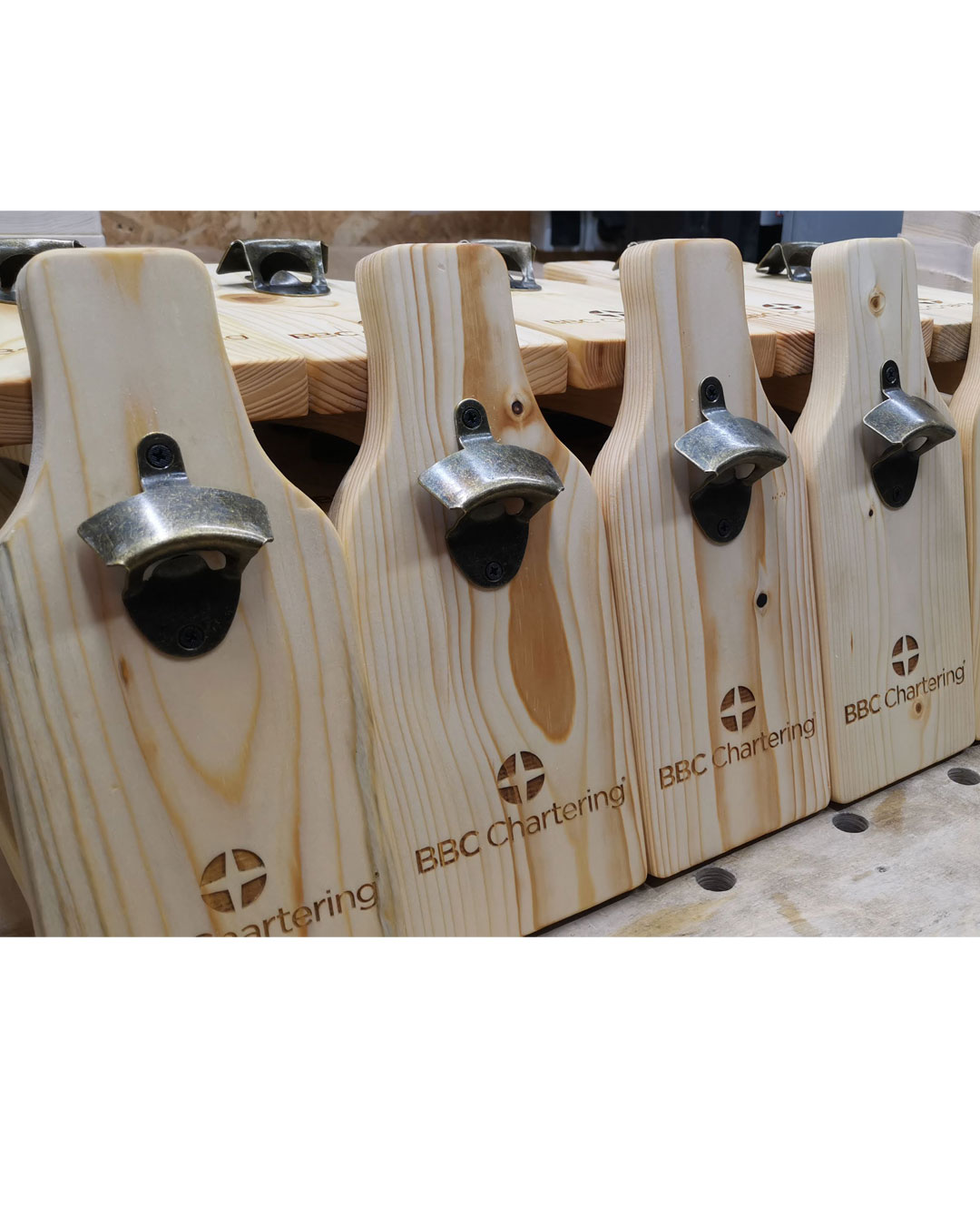 Wand-Flaschenöffner mit individueller Lasergravur aus Nadelholz HBFL01