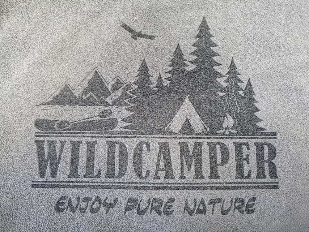 RUSSEL Outdoor Fleecejacke mit Laserbranding-Motiv "Wildcamper"