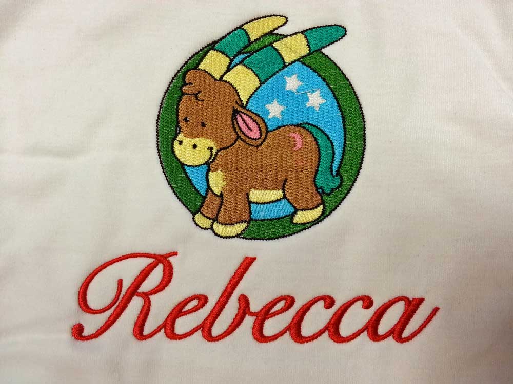 Baby-Lätzchen mit Sternzeichen und individuellem Namen bestickt