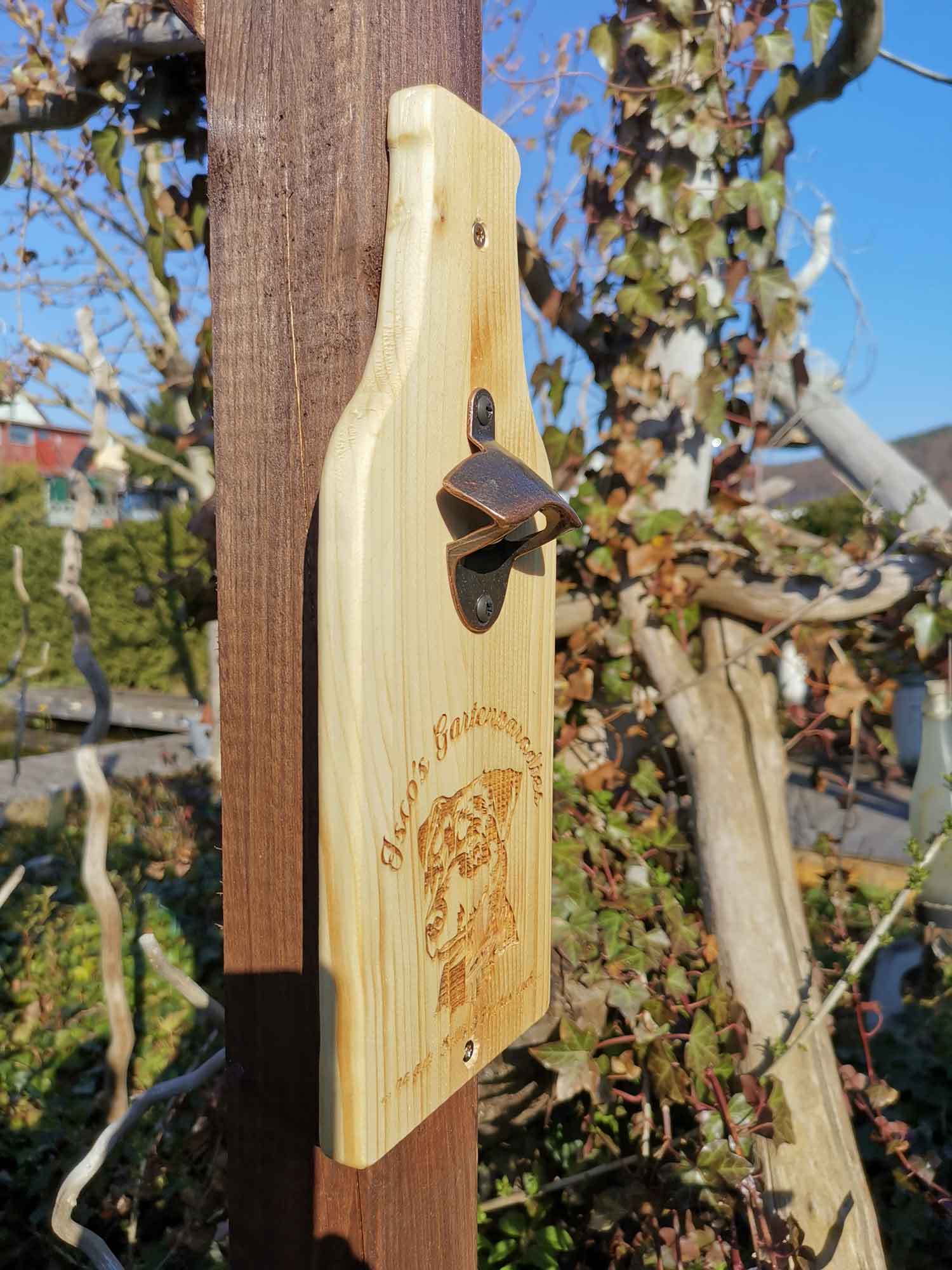 Wand-Flaschenöffner mit individueller Lasergravur aus Nadelholz HBFL01