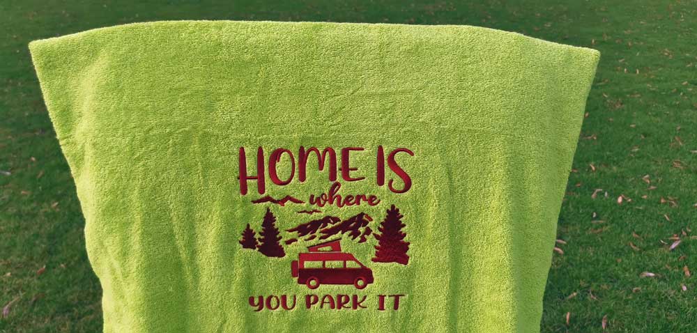 Campingstuhl-Husse mit Stick-Motiv "Home is where You park it"