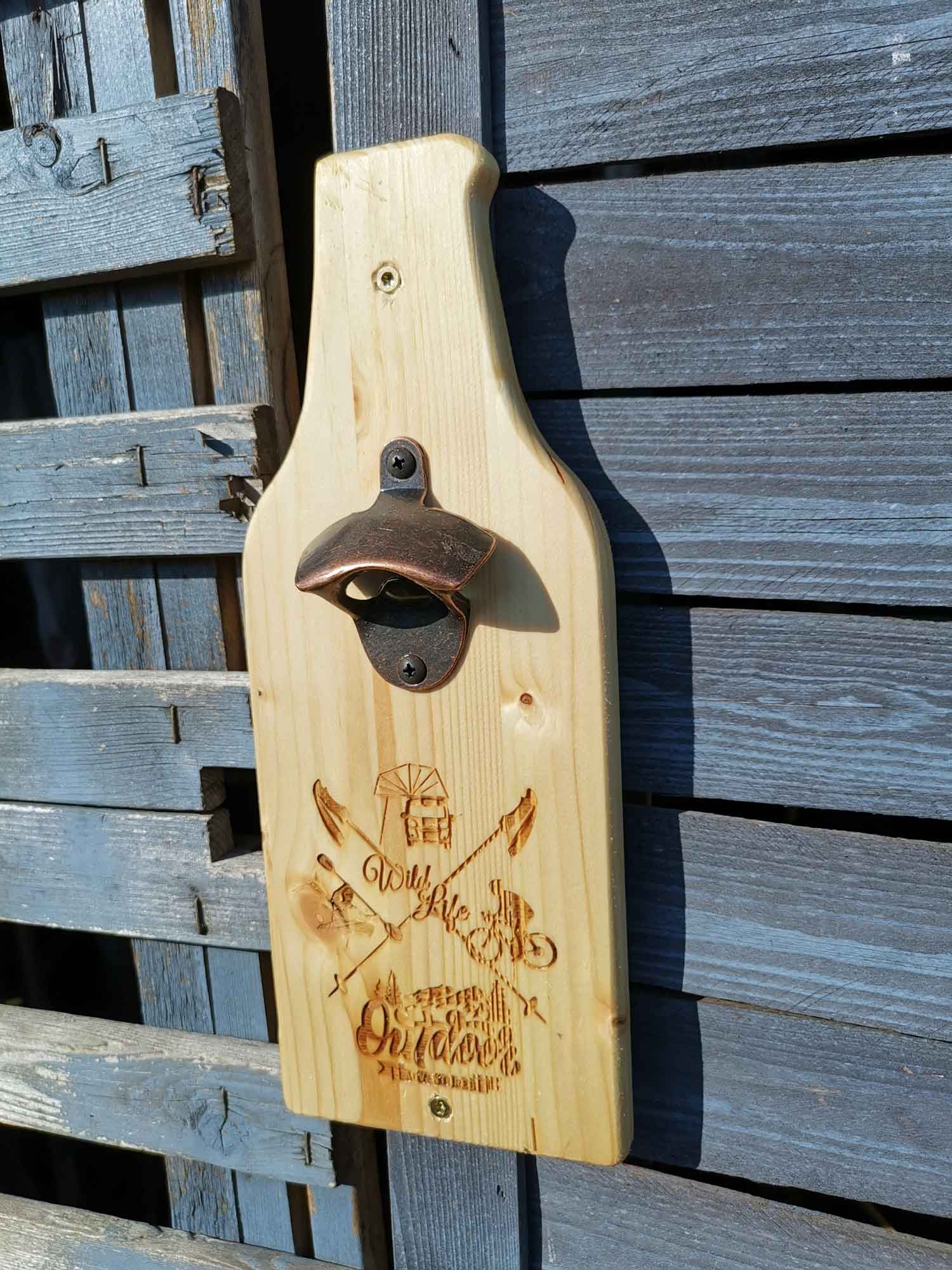 Wand-Flaschenöffner mit individueller Lasergravur aus Nadelholz HBFL01