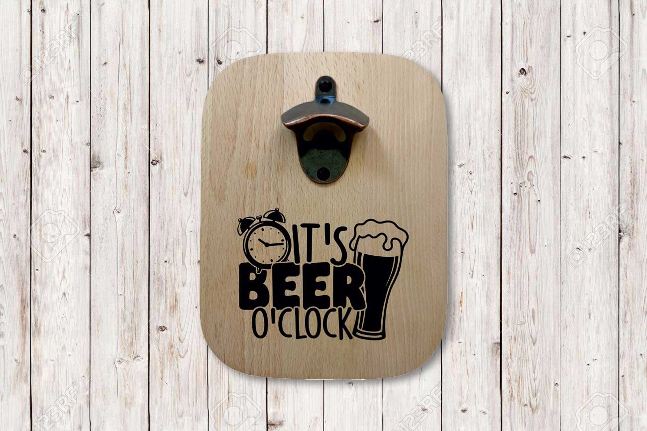 Massiver Buchenholz-Flaschenöffner mit Lasergravur "It's Beer o'clock"