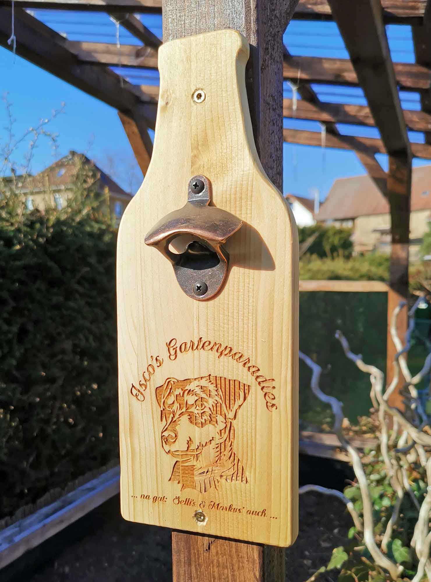 Wand-Flaschenöffner mit individueller Lasergravur aus Nadelholz HBFL01