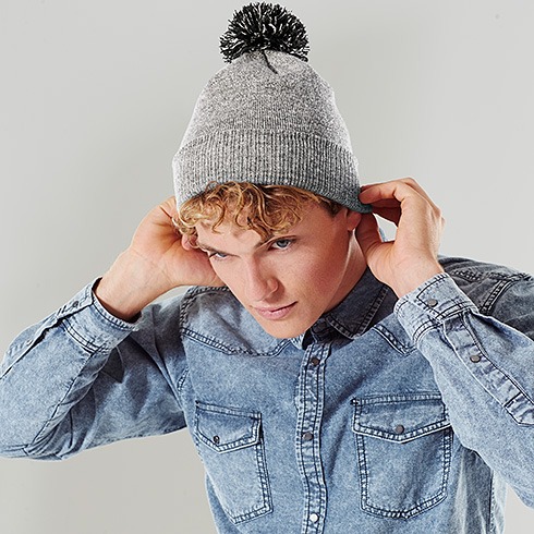 Beechfield Snowstar Beanie B450 mit zweifarbiger Bommel und Textstickerei