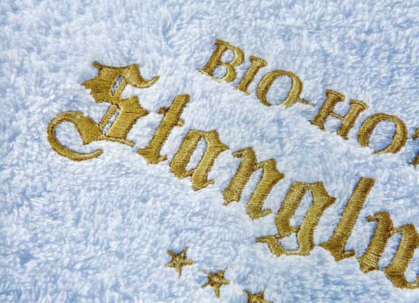 BearDream Duschtuch mit Wappen- und Text-Stickerei