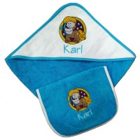 A&R Baby-Kapuzentuch mit Sternzeichen und Name bestickt A&R Baby-Kapuzentuch mit Sternzeichen und Name bestickt