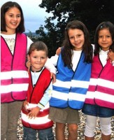 Farbige Funktionsweste für Kinder mit einseitigem Textdruck Farbige Funktionsweste für Kinder mit einseitigem Textdruck