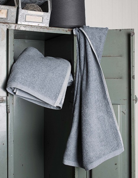 Towel2 Duschtuch aus recycelten Jeansstoffen mit Text-Stickerei