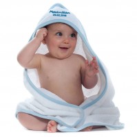 Baby-Kapuzentuch mit Name und Geburtsdatum bestickt Baby-Kapuzentuch mit Name und Geburtsdatum bestickt