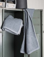 Towel2 Duschtuch aus recycelten Jeansstoffen mit Text-Stickerei Towel2 Duschtuch aus recycelten Jeansstoffen mit Text-Stickerei